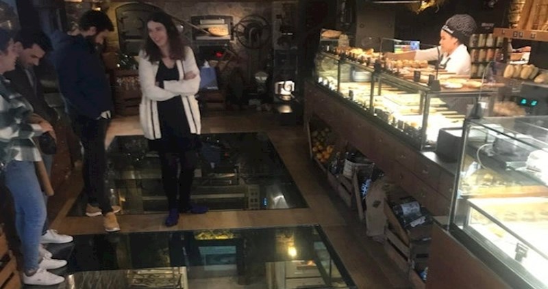 Ova pekara na Majorci ima stakleni pod kroz koji možete vidjeti kako nastaju vaše omiljene slastice