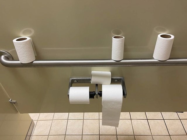 "Očigledno moje kolege misle da je potrebno koristiti 6 rola toaletnog papira odjednom."