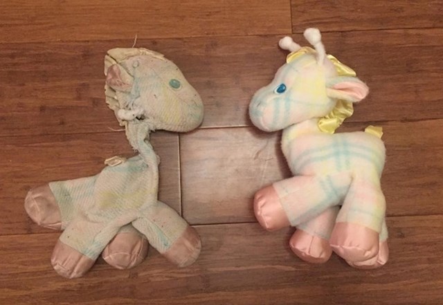 10. "S lijeve strane je moja prva punjena životinja koju sam dobio za Božić prije 29 godina. S desne strane je nova igračka koju je moja mama poklonila mom sinu za njegov prvi Božić. "