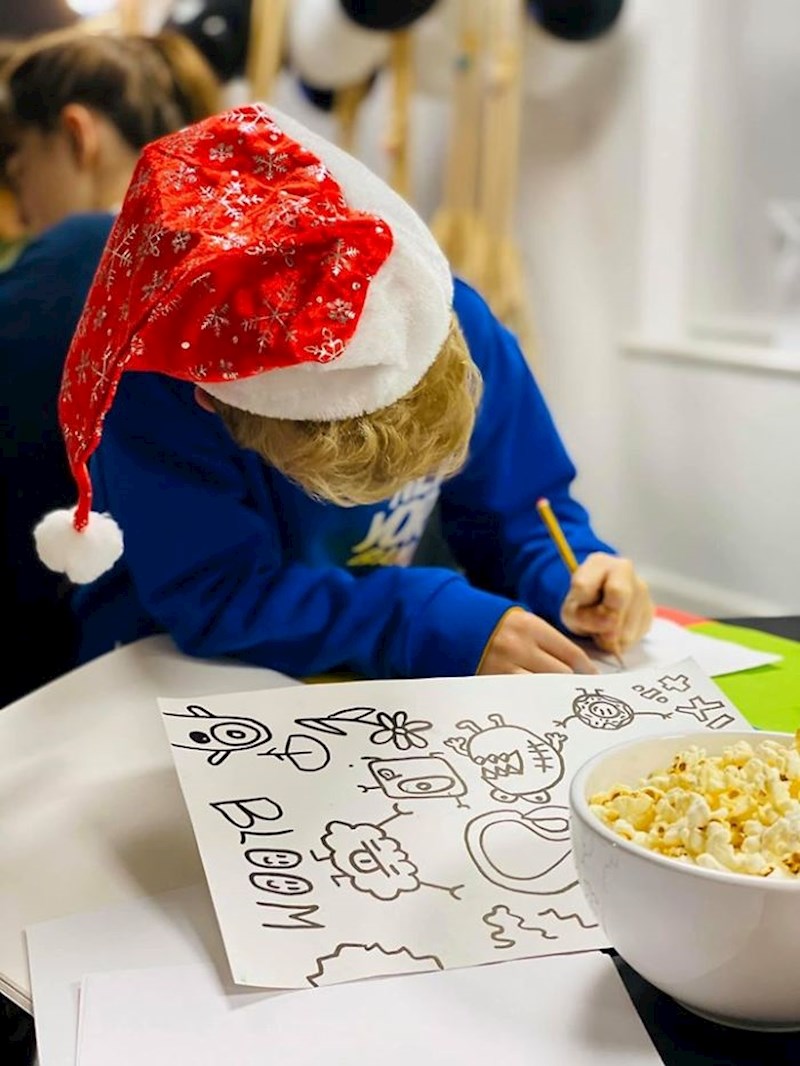 Joeov otac Greg želi da njegov sin i dalje crta zbog svoje ljubavi prema umjetnosti, a ne zbog novca.