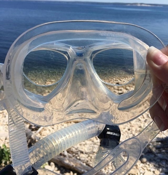 Ova osoba zbog slabog vida nosi naočale. Htjela je dobro vidjeti dok roni pa je sebi ugradila dioptrijska stakla u masku za ronjenje.