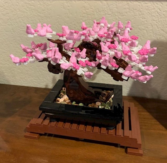 “Ovaj Lego bonsai set koristi male ružičaste žabe za prikaz cvjetova trešnje.”
