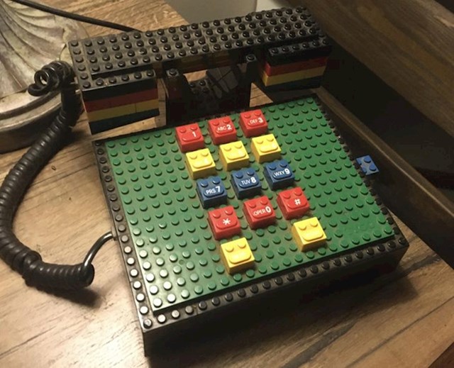 "Ovaj potpuno funkcionalan 'Lego telefon' koji imam od djetinjstva."
