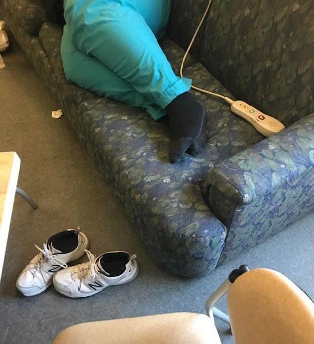 "Moj kolega skida smrdljive cipele i spava u sobi za odmor dok mi ručamo."