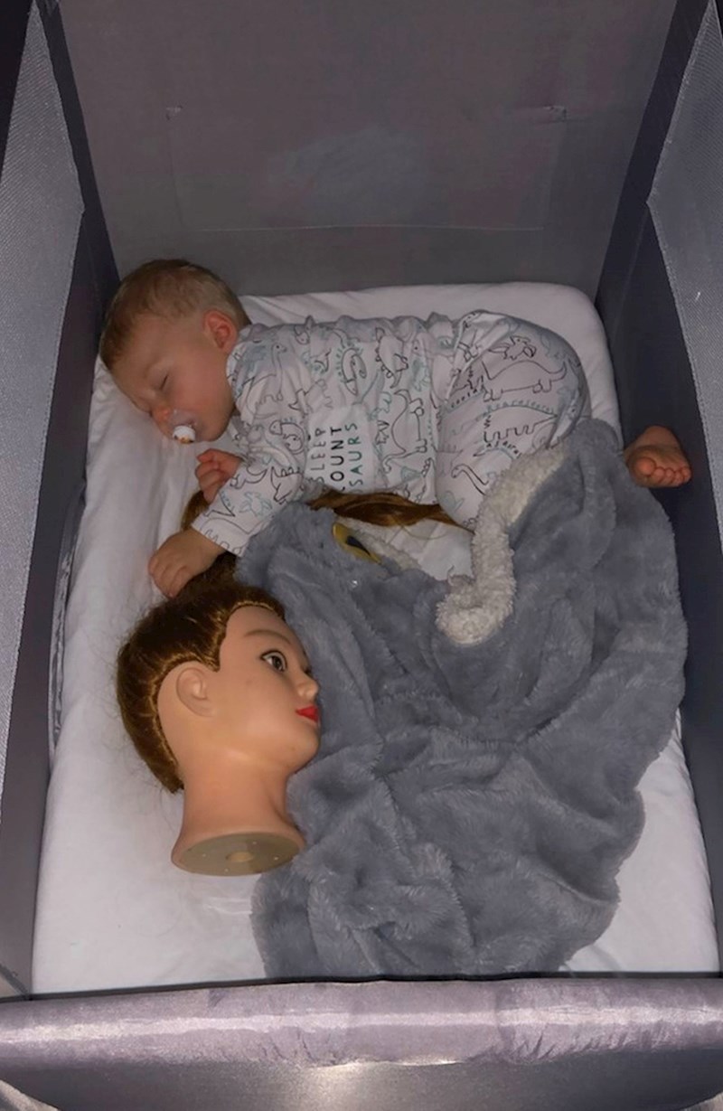 Ali njezin plan krenuo je na šaljivu stranu, jer sada mali Harry ne želi ostaviti glavu ni minutu.