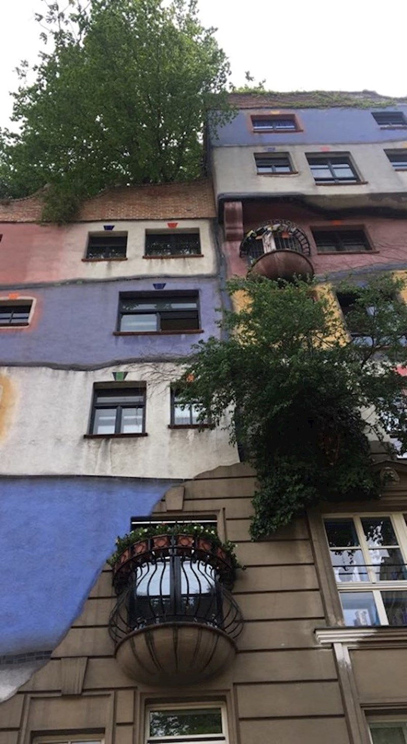 U zgradi se nalaze 52 stana, 4 poslovna prostora, i čak 19 terasa!