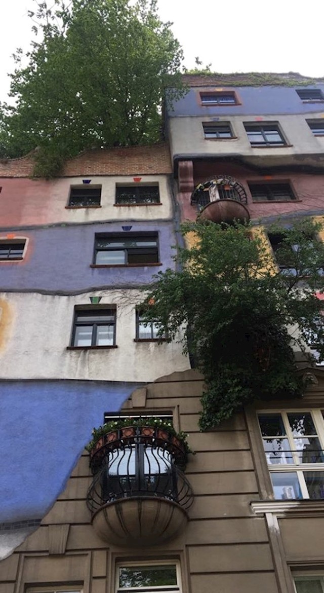 U zgradi se nalaze 52 stana, 4 poslovna prostora, i čak 19 terasa!
