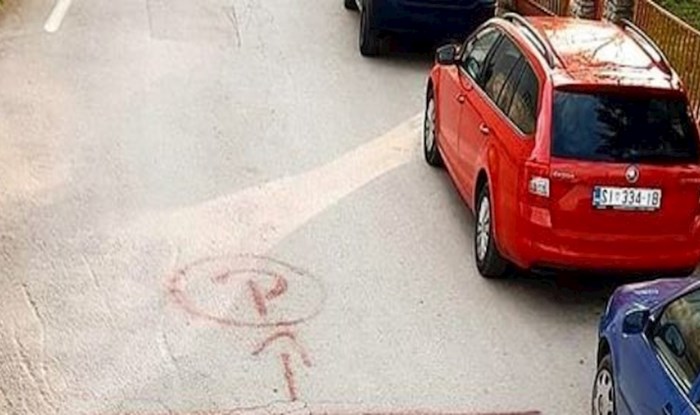 Umjesto natpisa uz cestu, negdje u Dalmaciji nalazi se upozorenje na cesti koje će vas nasmijati