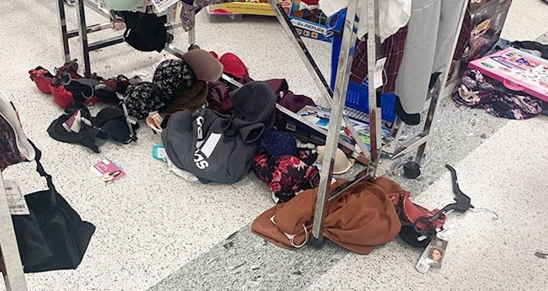 Žena pokazuje kako izgledaju prodavaonice tijekom Božića i poziva ljude da se prema radnicima odnose s poštovanjem