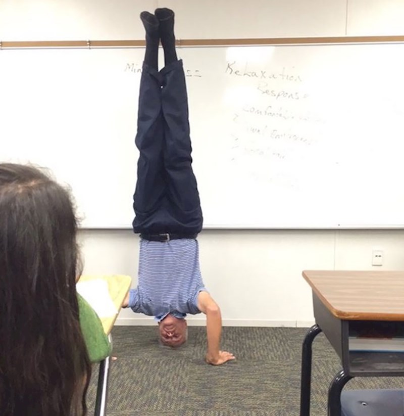 Ovaj učitelj fizike podučava lekciju o gravitaciji.