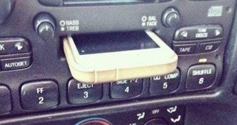 "Moj se brat naljutio jer "stalak za mobitel" u njegovom novom automobilu ne radi i grebe ekran"