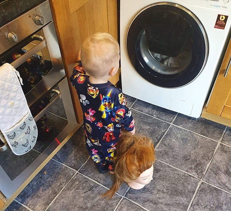 "Nosi je gdje god ode. Neće jesti svoj doručak ili obroke osim ako lutka nije uz njega. "