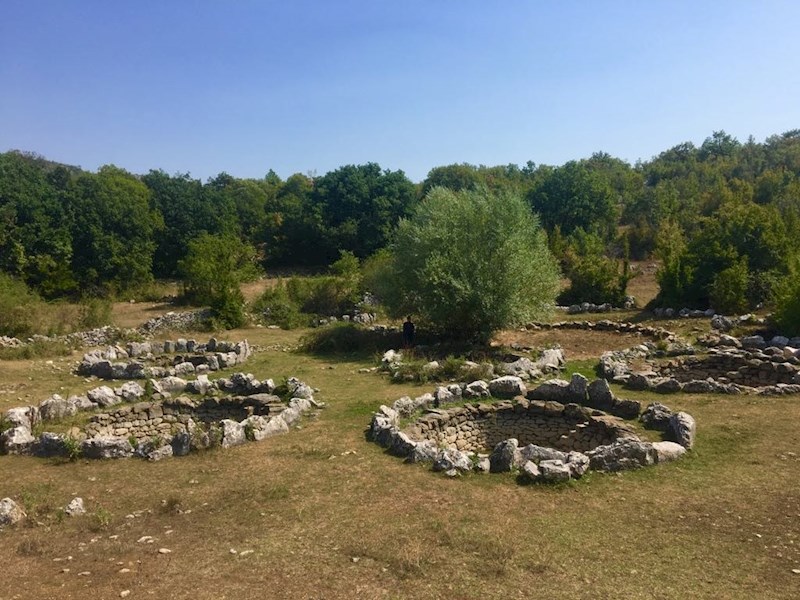 Odakle ime ovih bunara, nije poznato! Legenda kaže kako su bunari tu još prije dolaska Rimljana, te da nikada nisu presušili.