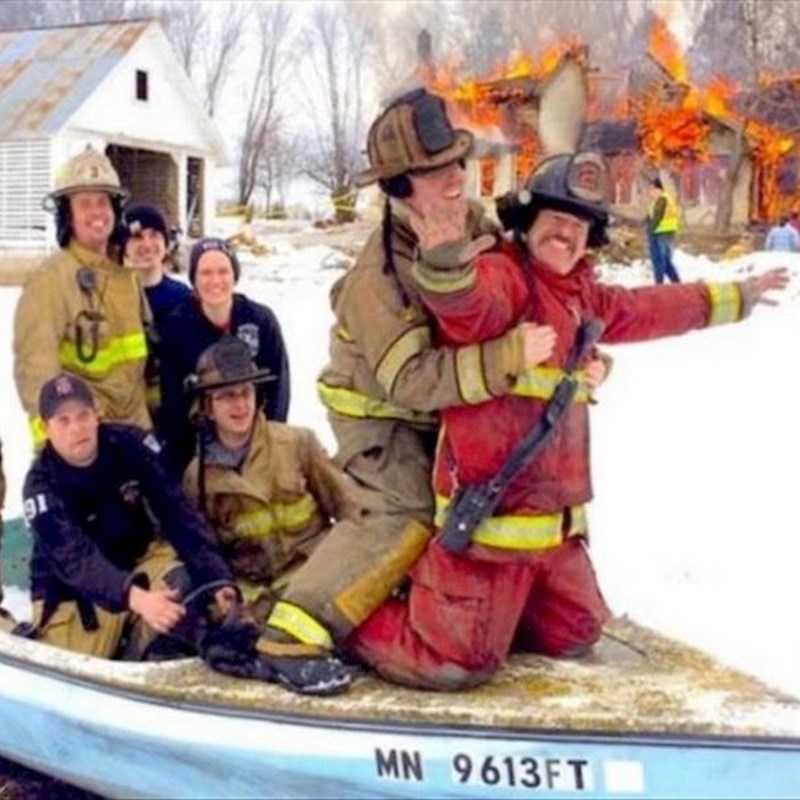 Razumijemo da je fotografija smiješna, ali nije nam jasno kako se mogu veseliti dok požar iza njih bukti.