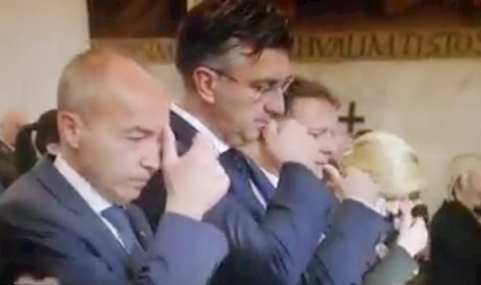 Pogledajte kako ministar Damir Krstičević radi znak križa na čelu