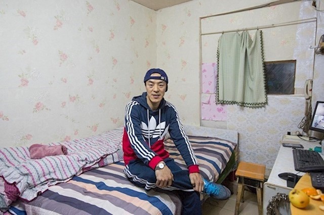 Guo Xiaolong, upravitelj je podruma u istočnom predgrađu Pekinga. Zadužen je za 72 sobe i oko 100 stanovnika. Sam živi u jednoj od soba.