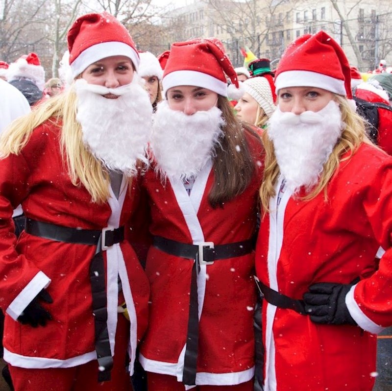 4. U SAD-u se tisuće ljudi oblače poput Djeda Mraza za vrijeme SantaCon događaja.