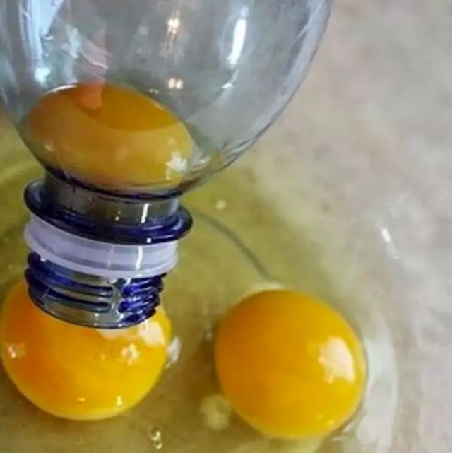 Žumanjke i bjelanjke možete odvajati pomoću prazne plastične boce.