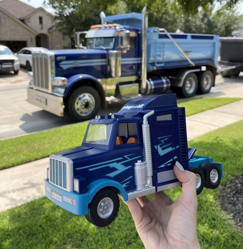 "Upravo se ispred naše kuće zaustavio kamion koji izgleda slično igrački mog sina."