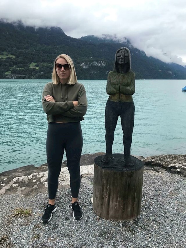 "Na odmoru u Švicarskoj  pronašla sam kip  koji izgleda kao ja!"