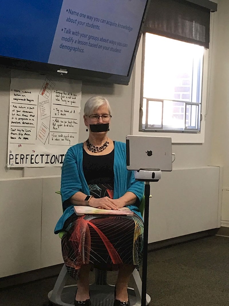 Ova profesorica za vrijeme prezentacija zalijepi usta ljepljivom trakom kako ne bi ometala ili upadala u riječ onima koji prezentiraju.