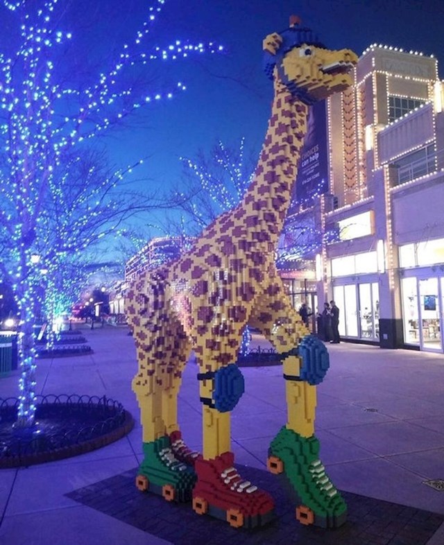"Žirafa izgrađena u potpunosti od Lego kockica, u mom lokalnom trgovačkom centru."