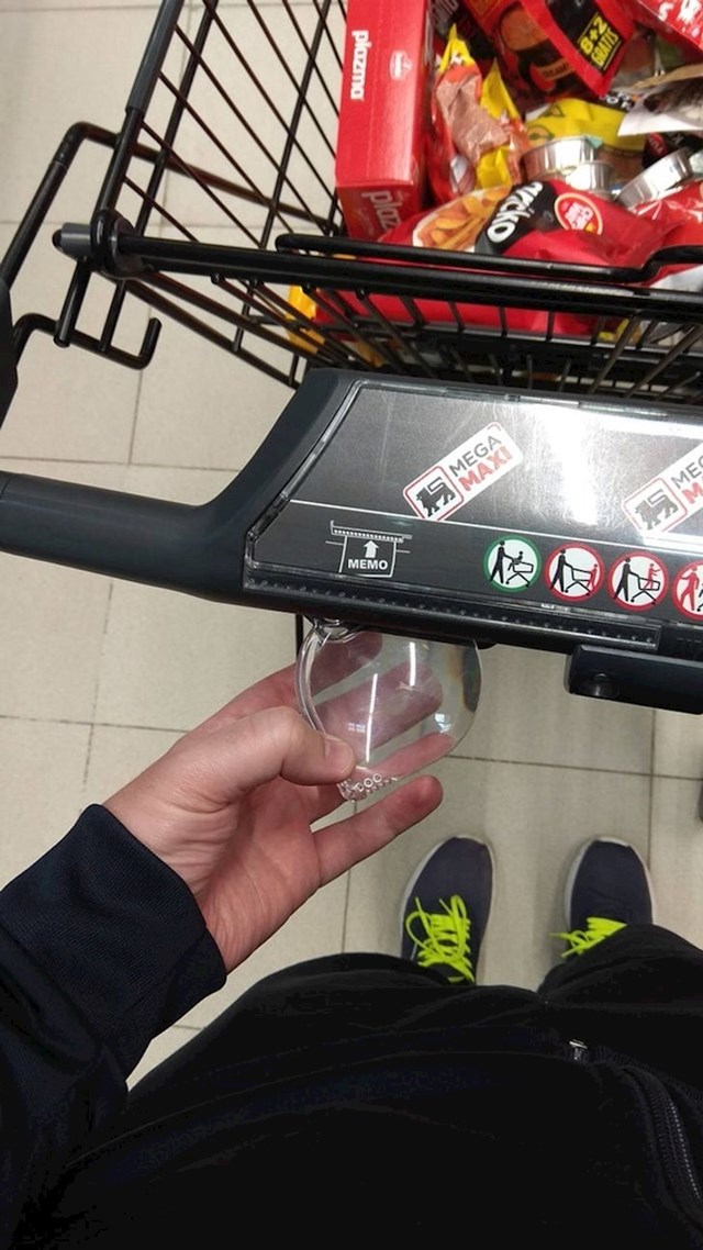 Ova kolica u supermarketima imaju povećalo tako da ljudi slabijeg vida mogu čitati sitna slova na etiketama.