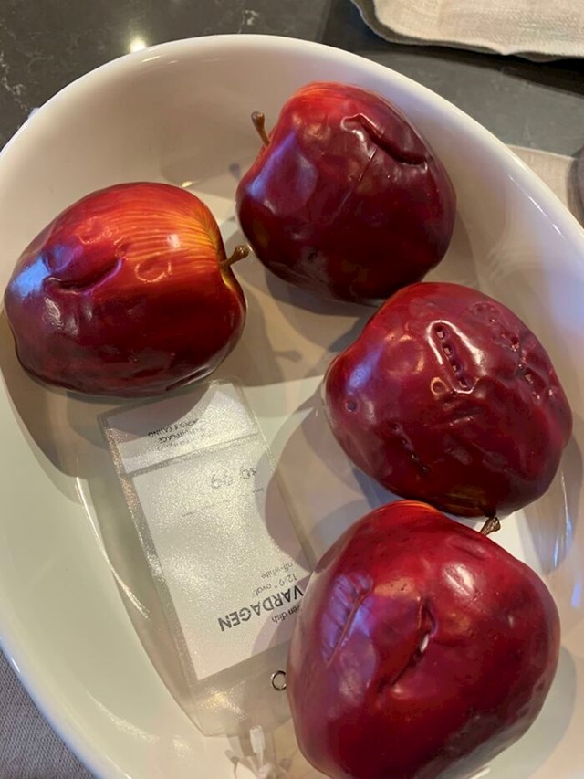 Iznenađujući broj ugriza na jabukama izloženim u Ikei.