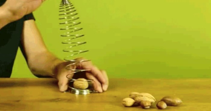 Genijalno rješenje za čišćenje oraha bez muke i čekića
