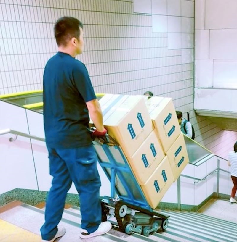 U Japanu nemaju problema sa stepenicama.