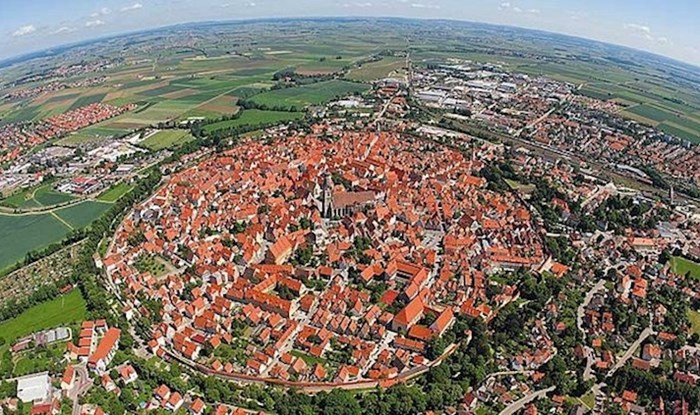 Nordlingen je grad koji se nalazi unutar kratera nastalog od udara meteorita