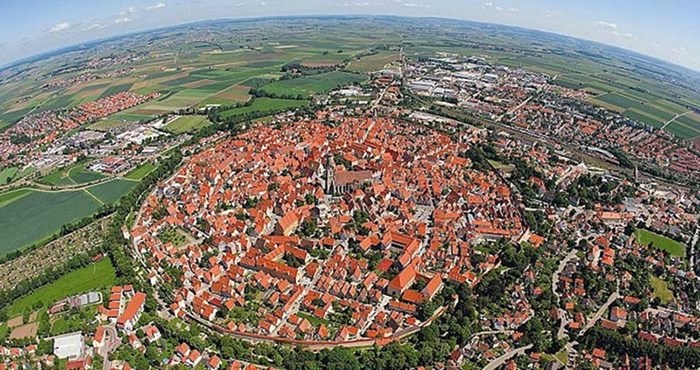 Nordlingen je grad koji se nalazi unutar kratera nastalog od udara meteorita