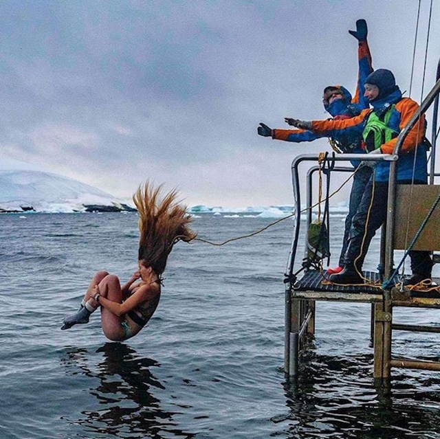 #11 Održavaju se i događanja na kojima se ljudi kupaju u vodama Antarktika.