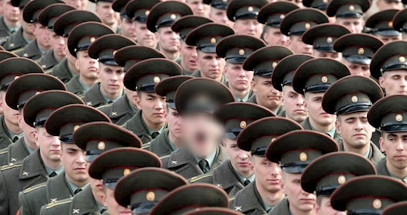 Nadamo se da ovu fotografiju nije vidio narednik ovog vojnika