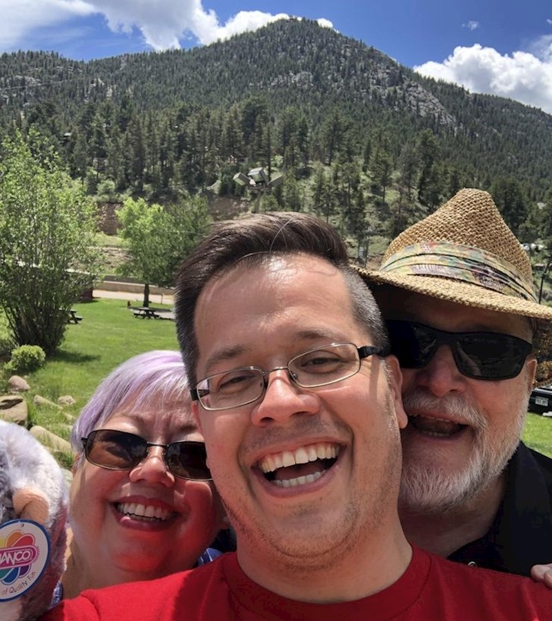 "Nalazim se u malom zabavnom parku u planinama za svoj trideset i deveti rođendan s roditeljima."