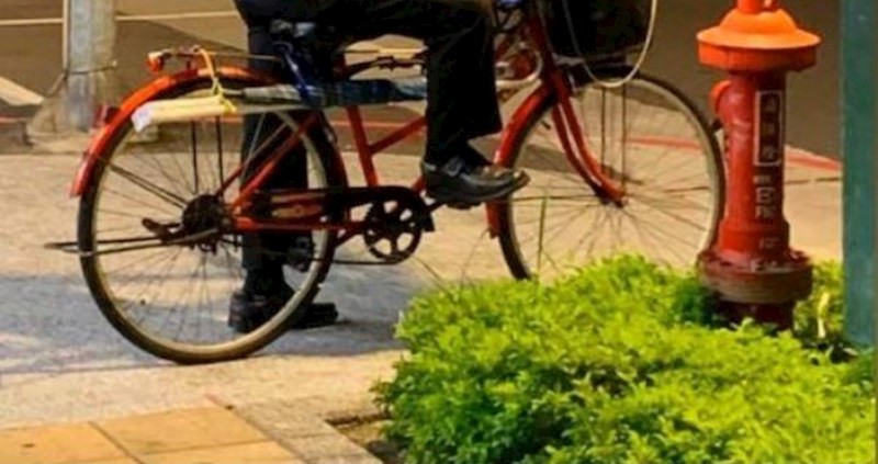 Ovu scenu je nemoguće objasniti, nećete vjerovati što tip skuplja na svom biciklu