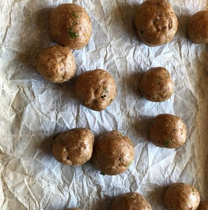 “Izrada polpeta ili pljeskavica? Nauljite ruke. Meso se neće lijepiti za vaše ruke i dobit ćete glatku, ujednačenu vanjsku teksturu! "