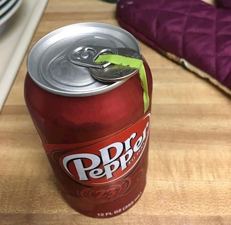 Kupio je limenku iz automata, na njoj je bila zalijepljena kovanica. Znate što to znači - besplatno piće!