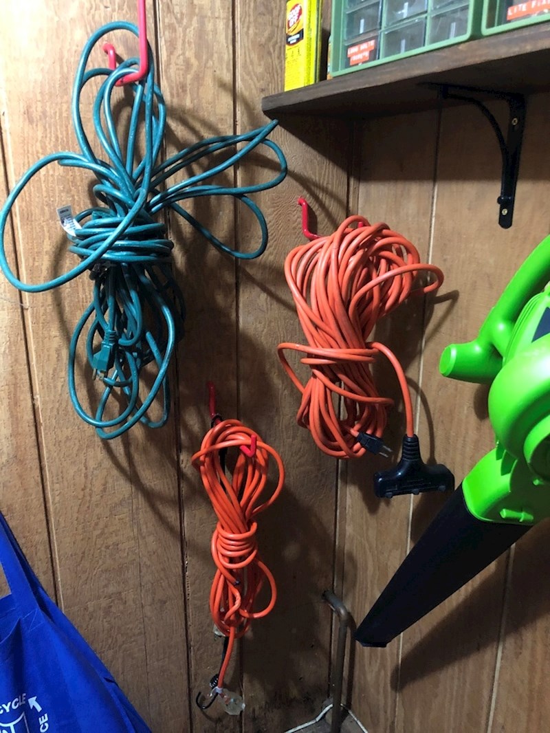 5. "Mislim da će moj suprug shvatiti da sam posudila jedan od njegovih produžnih kabela."