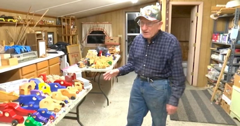 Ovaj stvarni Djed Mraz već 50 godina izrađuje drvene igračke za djecu iz siromašnih obitelji