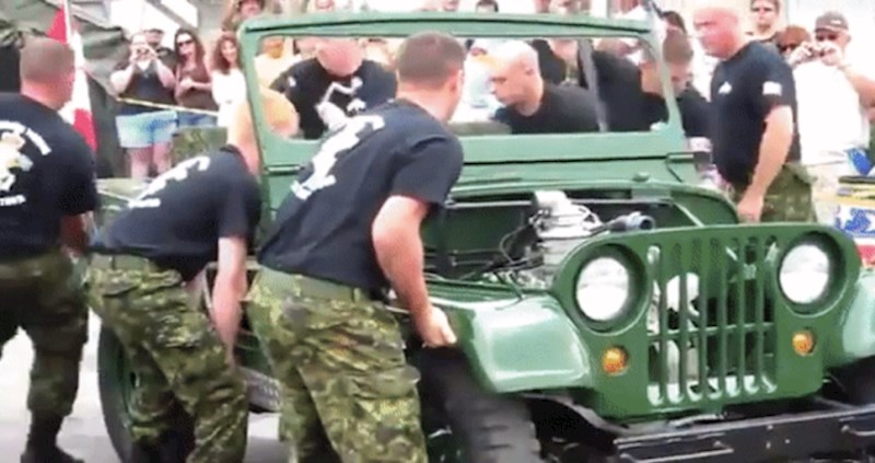 Pogledajte kako vojnici demontiraju ovaj džip za manje od minute