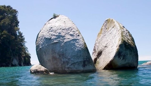 #2 Ova raspolovljena stijena nalazi se na Novom Zelandu.