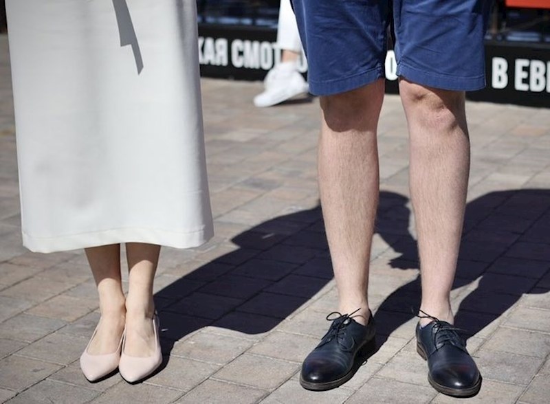 "Ja: 'Dakle, danas radim fotografiranje. Vani je vruće. Trebam li nositi kratke hlače? Ne, to je vjenčanje, moram izgledati pristojno. ’U međuvremenu, ovo je bio mladoženja ..."