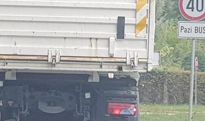 Ovaj vozač kamiona uspio je sve nasmijati genijalnom porukom; ovo je hit!