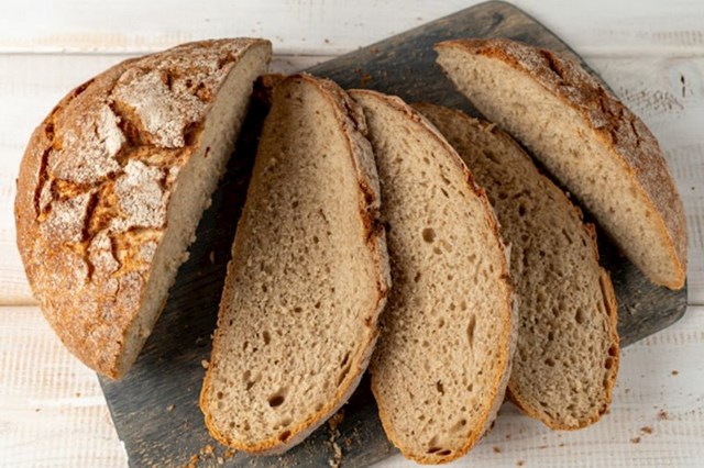 Kruh je među hranom zabranjenom u svemiru jer se lako može razbiti na male dijelove i nanijeti štetu ulazeći u strojeve ili u oči astronauta.