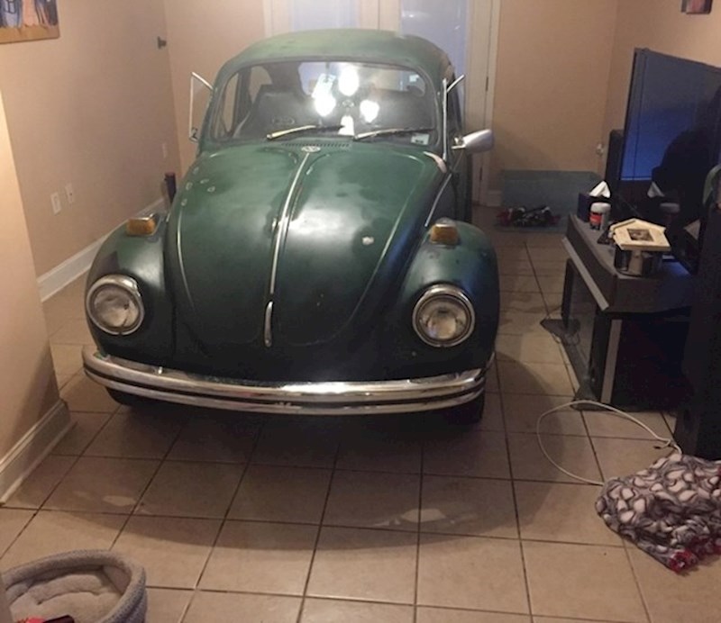 14. "Otkrio sam da naš Volkswagen može stati u naš dnevni boravak. Vidjet ćemo što žena misli kad dođe kući. "