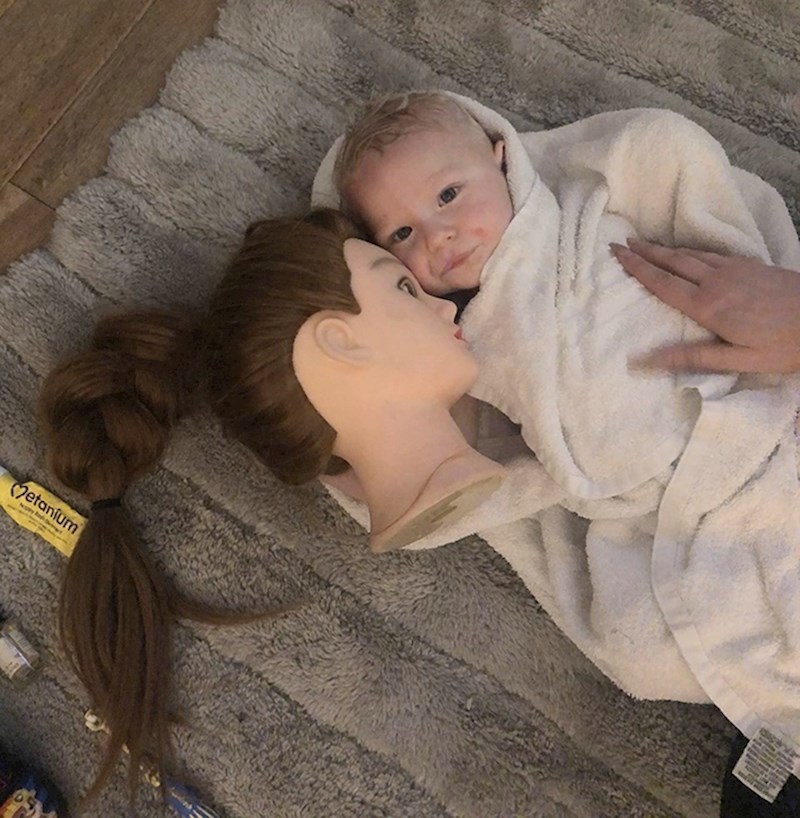 No dijete je počelo povlačiti maminu kosu zbog čega je imala glavobolje.