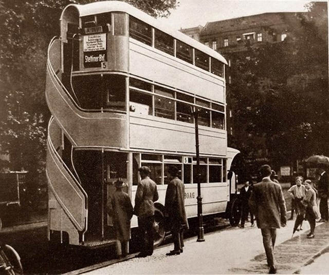 #2 Ljudi koji se ukrcavaju u autobus na tri kata u Berlinu, 1926.