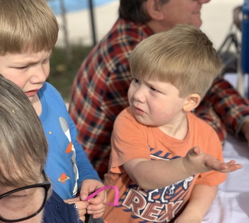 4. "Snimila sam trenutak u kojem su moja djeca shvatila da su sve krafne na zabavi pojedene dok su se igrali na ljuljački."