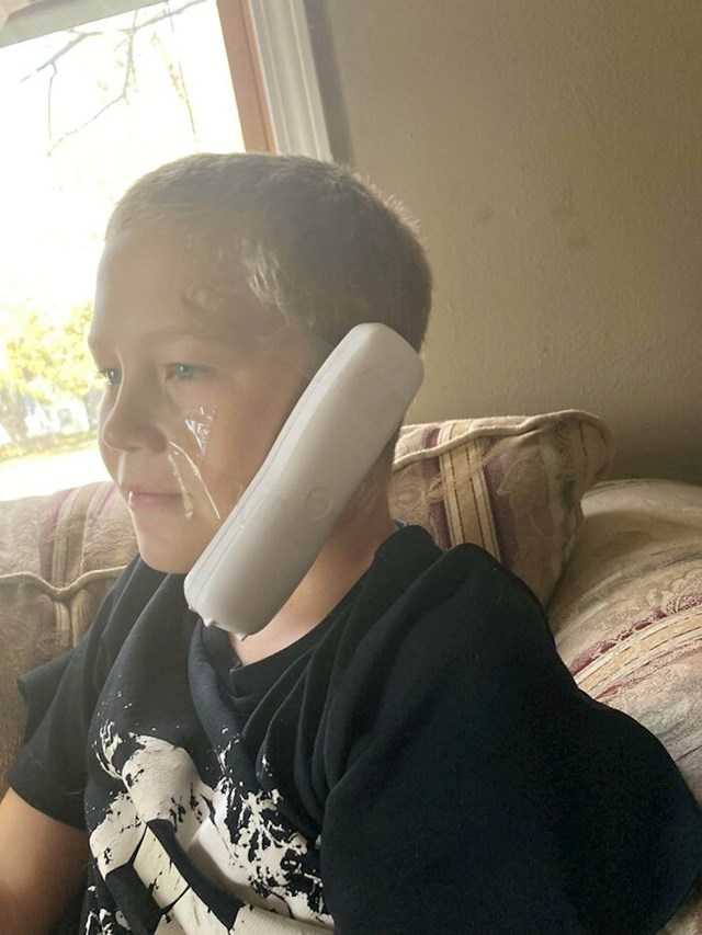 "Moj sin zalijepio je telefon na lice kako bi mogao igrati Xbox i razgovarati..."